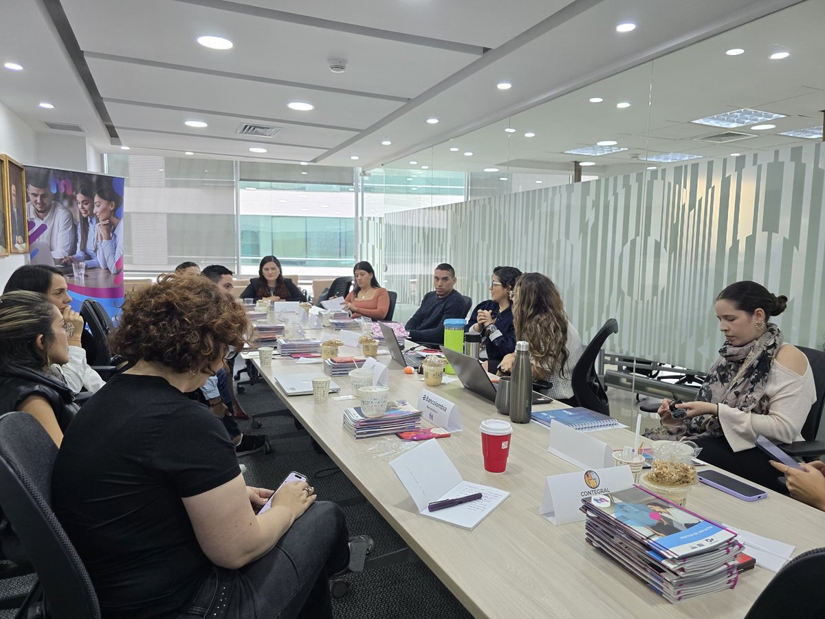ANDI_Colombia's tweet photo. 👩💼En el marco de #ImpactoM, la @ANDI_Antioquia realizó el primer encuentro de líderes de la IV cohorte. Explicando el paso a paso, compartieron experiencias previas, entregaron tips para la implementación del programa y realizaron la entrega de los kits.
#DEIANDI https://t.co/GMNYYz5BOr
