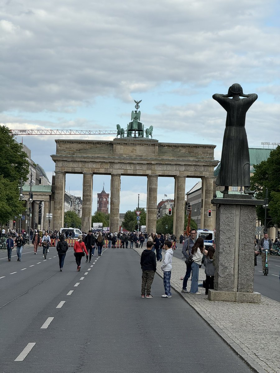 SidYadavMD's tweet image. I am so lucky to be in Berlin during the Victory Day celebrations—marking 80 years since the end of World War II. Being here, surrounded by history, is a powerful reminder of how far we’ve come and why it’s so important to remember the past. So we never repeat its mistakes.