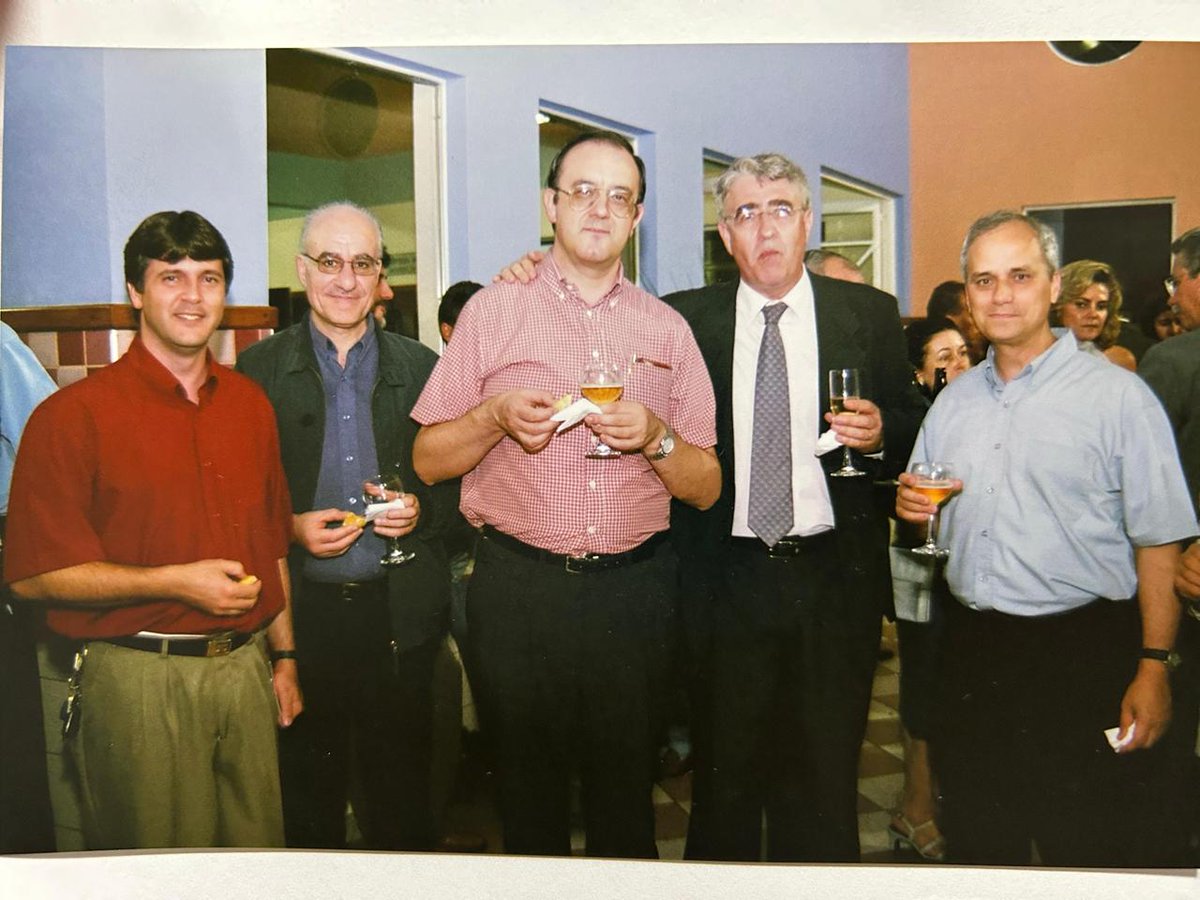 E o pessoal de Minas, que já achou uma foto do novo Papa tomando uma cervejinha em BH, quando visitou o país em 2012? O da direita, de camisa azul.