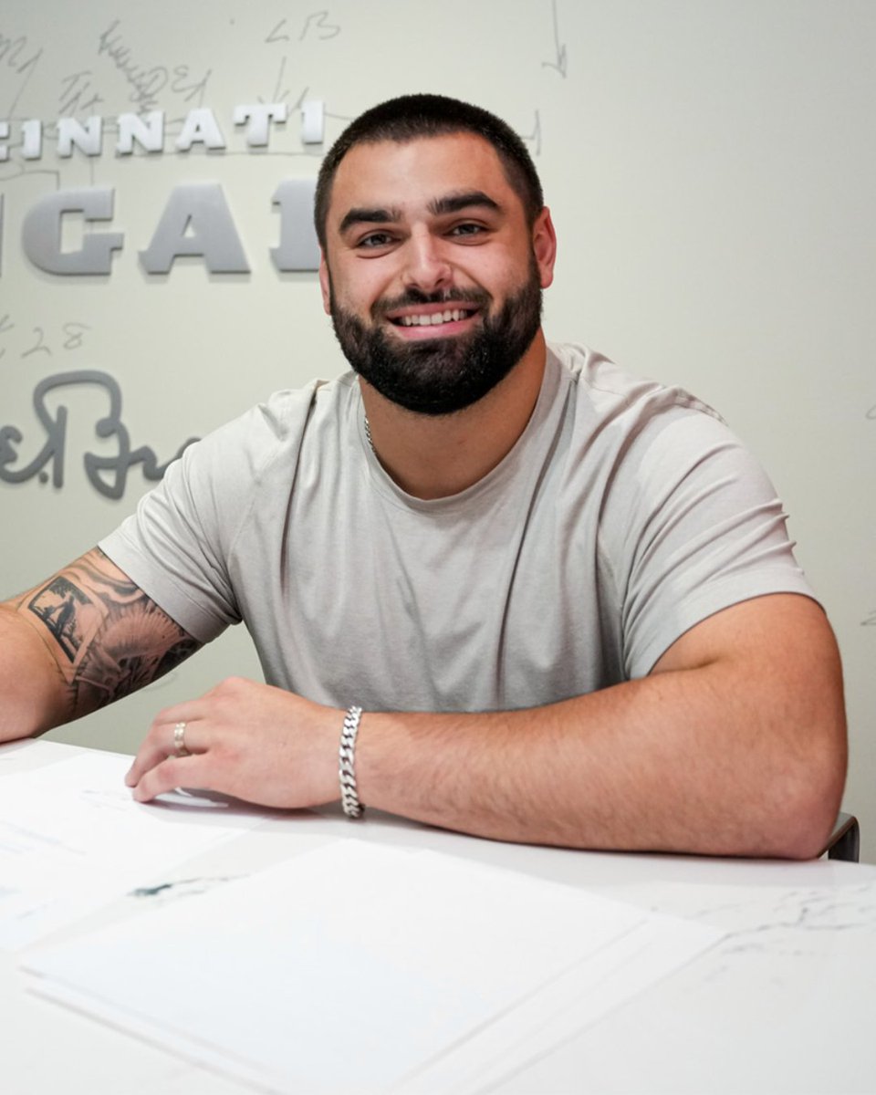 Bengals's tweet photo. Signed on your birthday? Solid gift. 

Happy birthday @DylanFairchild6 🥳 https://t.co/tFf2bXcsuH