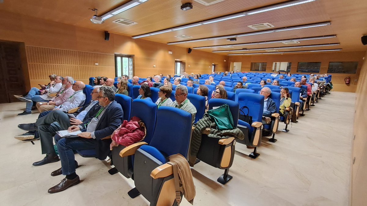 𝔸𝕦𝕝𝕒𝕤 𝕀𝕟𝕥𝕖𝕝𝕚𝕘𝕖𝕟𝕥𝕖𝕤 (@aulasinteligent) on Twitter photo Hoy, en las II Jornadas de la #AsociacióndeEquiposDirectivosDocentes <a href="/Junta_Ex/">Junta de Extremadura</a> vimos cómo la IA🤖 puede apoyar la gestión educativa: desde el uso básico de LLMs hasta herramientas específicas para apoyar en todos los procesos de los centros 📊 ¡Un encuentro inspirador! Gracias. Hoy, en las II Jornadas de la #AsociacióndeEquiposDirectivosDocentes <a href="/Junta_Ex/">Junta de Extremadura</a> vimos cómo la IA🤖 puede apoyar la gestión educativa: desde el uso básico de LLMs hasta herramientas específicas para apoyar en todos los procesos de los centros 📊 ¡Un encuentro inspirador! Gracias.