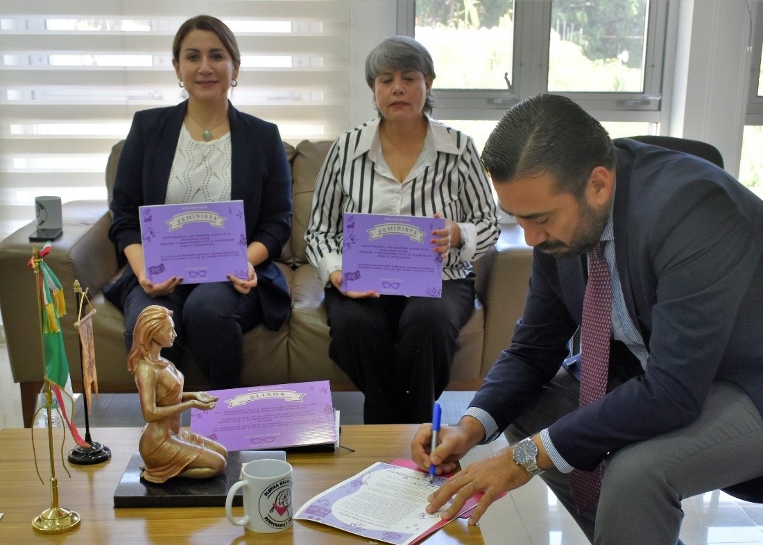 Triejal_Jalisco's tweet photo. 🌿 Hoy en el @Triejal_Jalisco recibimos a @lasparitaristas agrupación feminista multipartidista.

Entregaron un reconocimiento a las Magistradas Brenda Serafín @BrenJSM,  Marcela Zarate y al Magdo. Pte. Manuel Rodríguez @manuelmurillo77.

👓 Gafas violetas bien puestas. https://t.co/3KDcwpT0Vu
