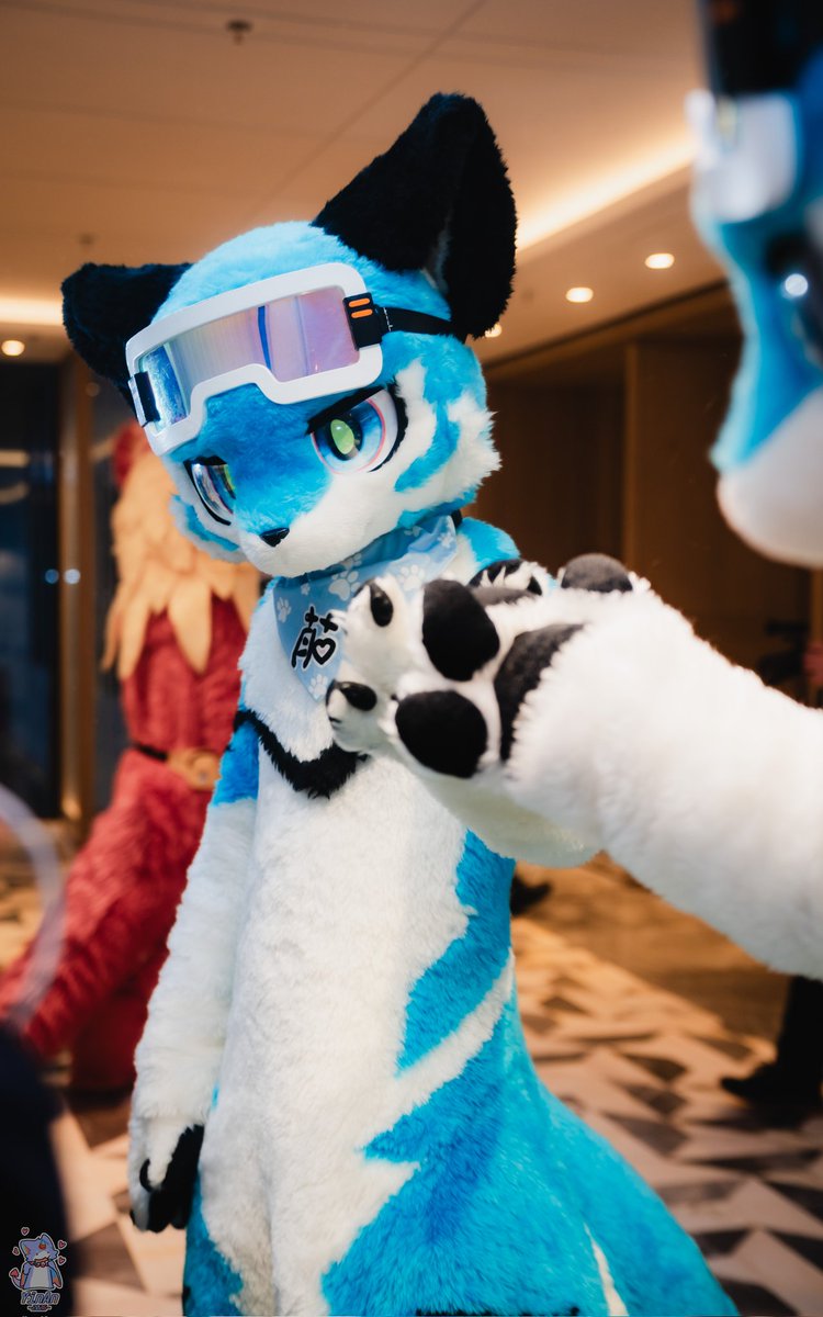 #FursuitFriday
"在这副假面之下，我认不出自己是谁。"
📷:尹安