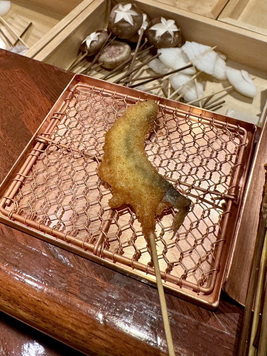 dashi_tsukkomi's tweet photo. 阪神打出のあーぼんさんへ。丁寧なお仕事に加え、ご主人の笑顔がありがたく、永きにわたって通う方の気持ちがわかります。オクラ春巻きからデザート串まで20本以上、もう一周したいくらい軽くておいしくてWAOの連続でした！　#katsu #agemon #食文化 #文化財 https://t.co/vVMfGXbbJ2