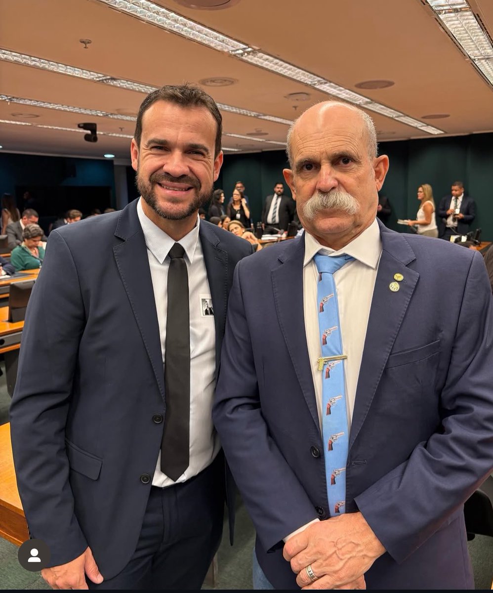 Registro ao lado do grande deputado <a href="/SargentoFAHUR/">Sargento Fahur</a> em minha participação na reunião da Comissão Parlamentar de Segurança Pública e Combate ao Crime Organizando.