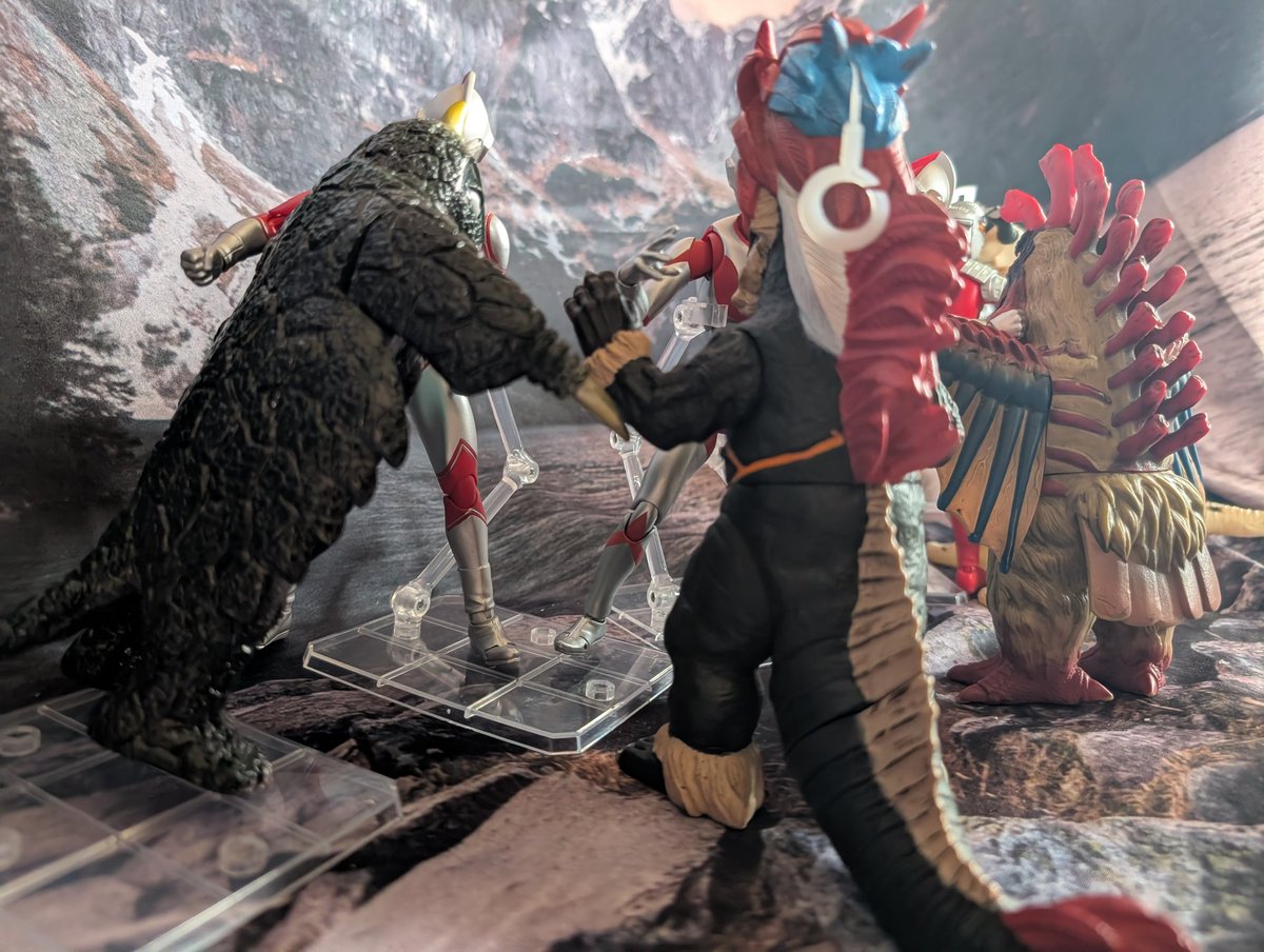toyslife_'s tweet photo. おは玩玩爺🇯🇵
#Ultraact の #ウルトラ兄弟
ですが
ゾフィーの足首を伸ばし
セブンの足首を詰めて
身長差を無くしてます
玩具のゾフィーとセブンの身長差は
半端じゃ無かった😱
因みにマンとセブンの身長は40m
ゾフィーの身長は45m
そして朝から、#怪獣ソフビ
と対決ごっこ😅
#おは戦70509🍻Uy https://t.co/GRQAbWTCS9