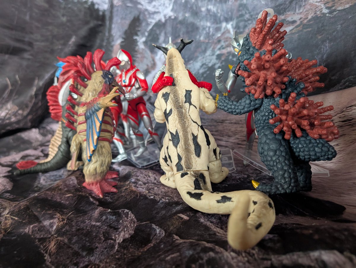 toyslife_'s tweet photo. おは玩玩爺🇯🇵
#Ultraact の #ウルトラ兄弟
ですが
ゾフィーの足首を伸ばし
セブンの足首を詰めて
身長差を無くしてます
玩具のゾフィーとセブンの身長差は
半端じゃ無かった😱
因みにマンとセブンの身長は40m
ゾフィーの身長は45m
そして朝から、#怪獣ソフビ
と対決ごっこ😅
#おは戦70509🍻Uy https://t.co/GRQAbWTCS9