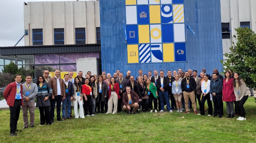 Franklin Castro (@frankcast) on Twitter photo En el marco del Taller de Correo Aduana, IEA y Seguridad, realizamos un recorrido por el Centro de Tratamiento Postal “Monte Grande” de <a href="/CorreoOficialSA/">Correo Argentino</a>. 🏤
Donde conocimos de primera mano los procesos postales que actualmente emplea el Correo Argentino.👷🏽
Este tipo de En el marco del Taller de Correo Aduana, IEA y Seguridad, realizamos un recorrido por el Centro de Tratamiento Postal “Monte Grande” de <a href="/CorreoOficialSA/">Correo Argentino</a>. 🏤
Donde conocimos de primera mano los procesos postales que actualmente emplea el Correo Argentino.👷🏽
Este tipo de