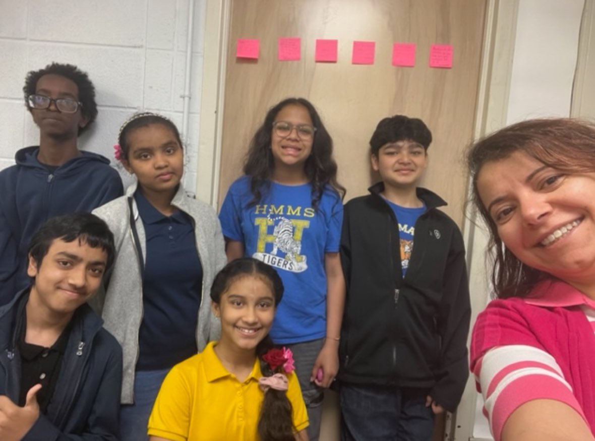 ccody3's tweet photo. Day 4 of #mnpswellnessweek2025 @headmagnetms is Thankful Thursday. Our students create notes of gratitude and thankfulness. @MNPS_kidshealth https://t.co/AcJ21mSg6r