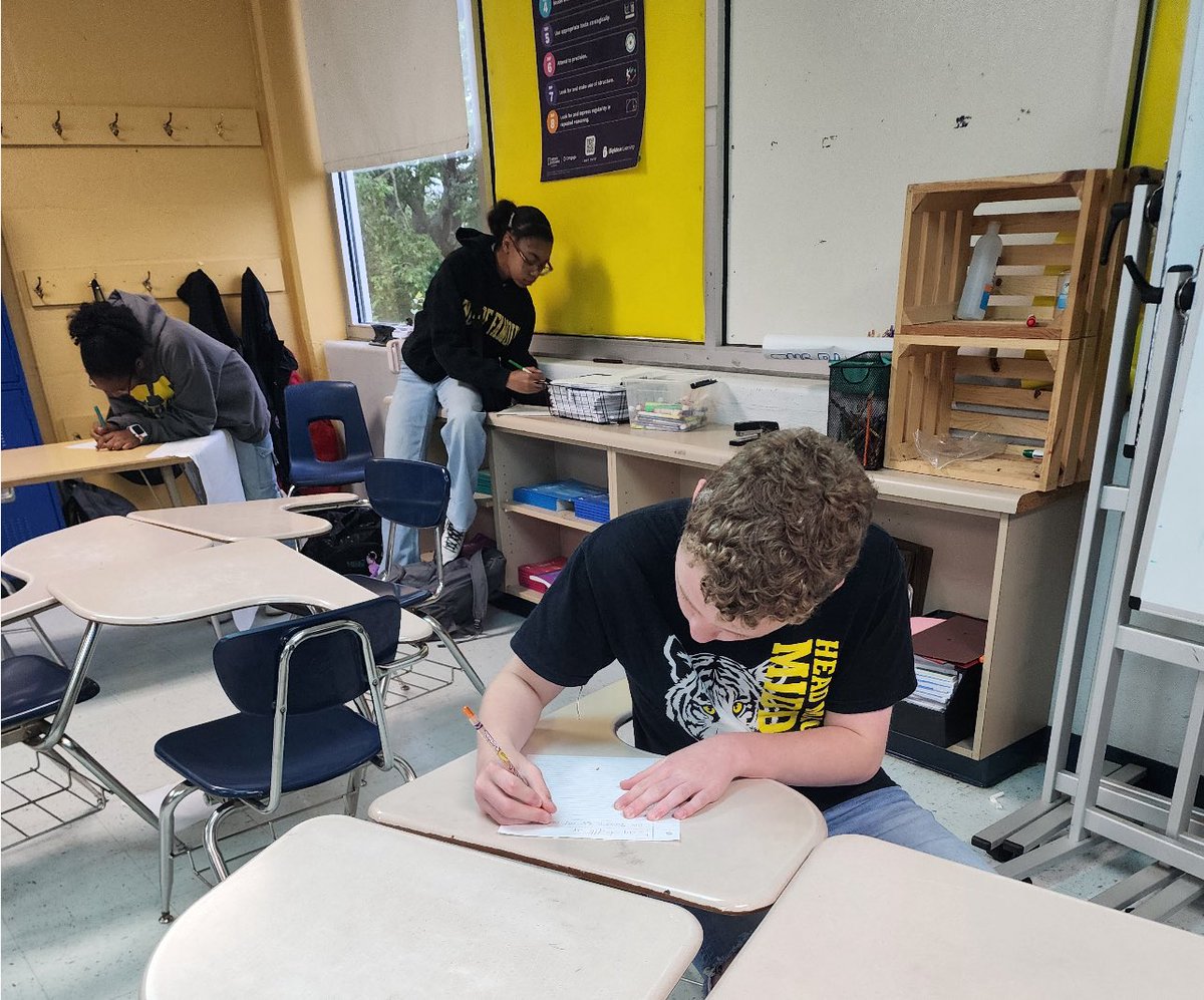 Day 4 of #mnpswellnessweek2025 <a href="/headmagnetms/">Head Magnet Middle School</a> is Thankful Thursday. Our students create notes of gratitude and thankfulness. <a href="/MNPS_kidshealth/">MNPS Healthy Schools</a>