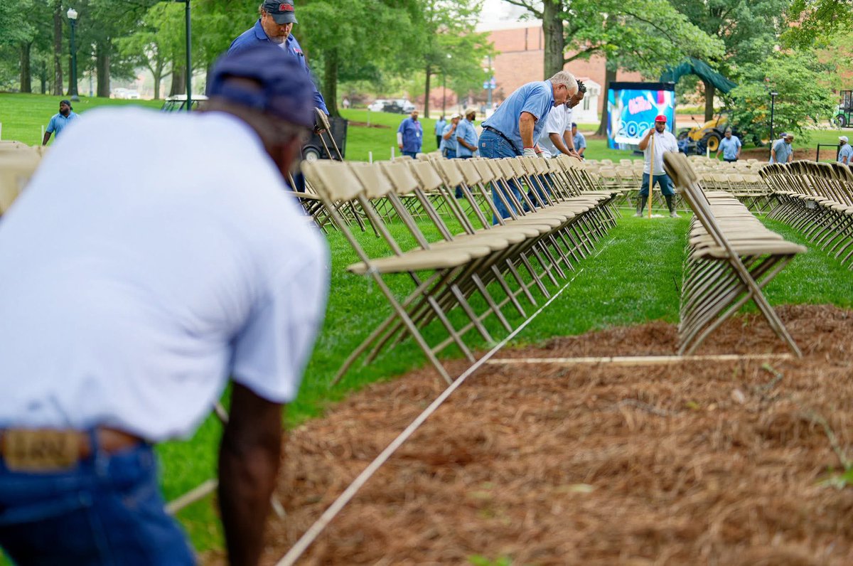 williamkneipOM's tweet photo. The Thursday before Commencement is one of my favorite days on campus. It's when you can truly see the care and precision our Facilities Management teams put into their work every day, even while we sleep. Thank you FM for creating an environment where we can always teach, learn, and celebrate together
