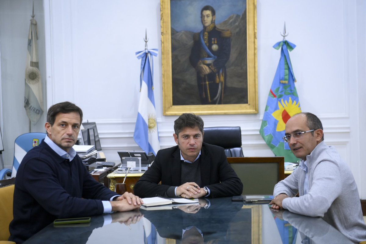 Junto a <a href="/MarcosEPisano/">Marcos Pisano</a> mantuvimos un valioso diálogo con <a href="/Kicillofok/">Axel Kicillof</a> sobre la difícil situación que atraviesa nuestro país y su impacto en los bonaerenses. Es imperioso construir un frente cada vez más amplio y sólido para defender a la provincia y a la Argentina. ¡adelante!