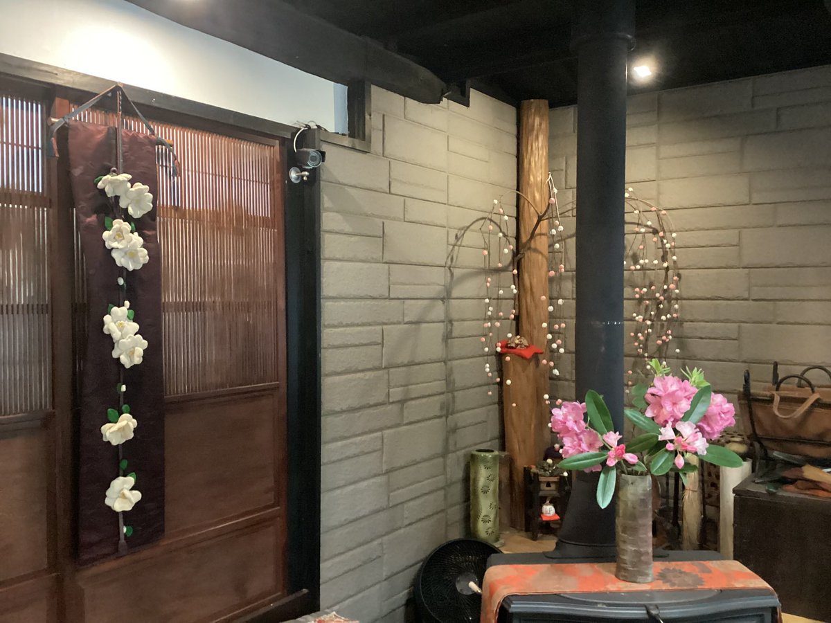 Nancynaoko2355's tweet photo. 富士宮市にある繭玉に行きました。
ここは、古い建物をカフェにして美味しい料理を提供
季節ごとに、飾る物が変わります。 https://t.co/tpgMqYRvIm
