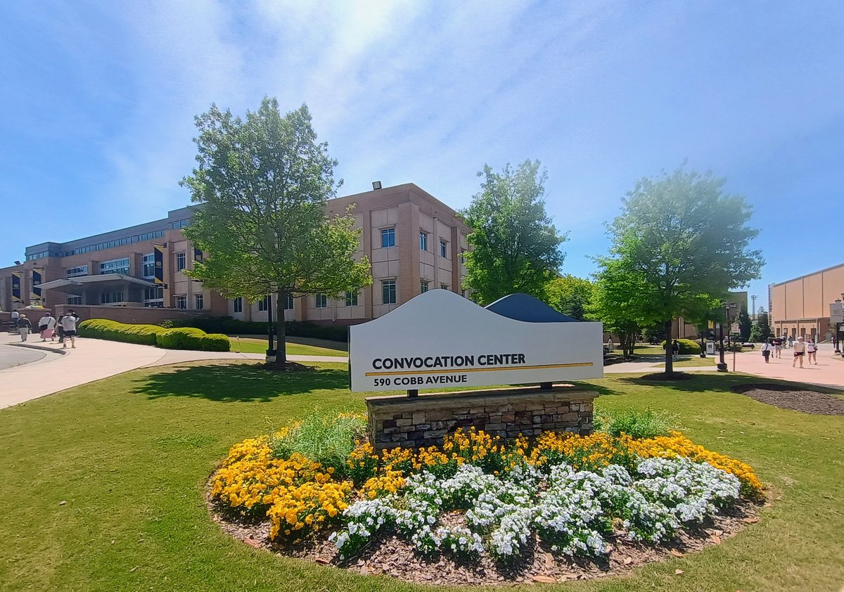 We are so excited to see all of our grads walk across that stage tomorrow! 🦉🎓🥳 To view the commencement program and the live stream check out:
kennesaw.edu/commencement/i…