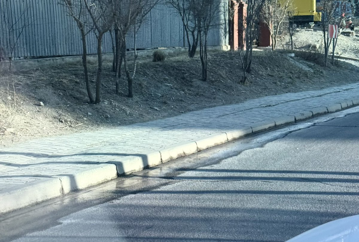 Нийслэл үнэхээр мөнгөөр туйлж байна. Ийм байгаа бордюр бүтэн сольж байнадаа. Төр засагт хэмнэлт гэсэн ойлголт алга, нэн шаардлагатай хийх ажлаа хийхгүй байж нээрэн.