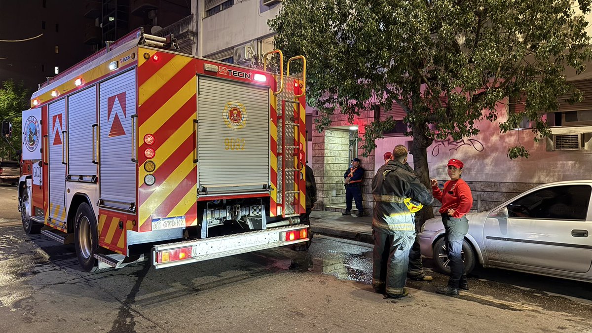 [URGENTE] Incendio en un departamento de Nueva Córdoba: las llamas se habrían iniciado en un sillón del inmueble ubicado en Montevideo 67. Bomberos controlaron el fuego y evacuaron el edificio. No se registraron heridos.
<a href="/Cadena3Com/">Cadena 3 Argentina</a>