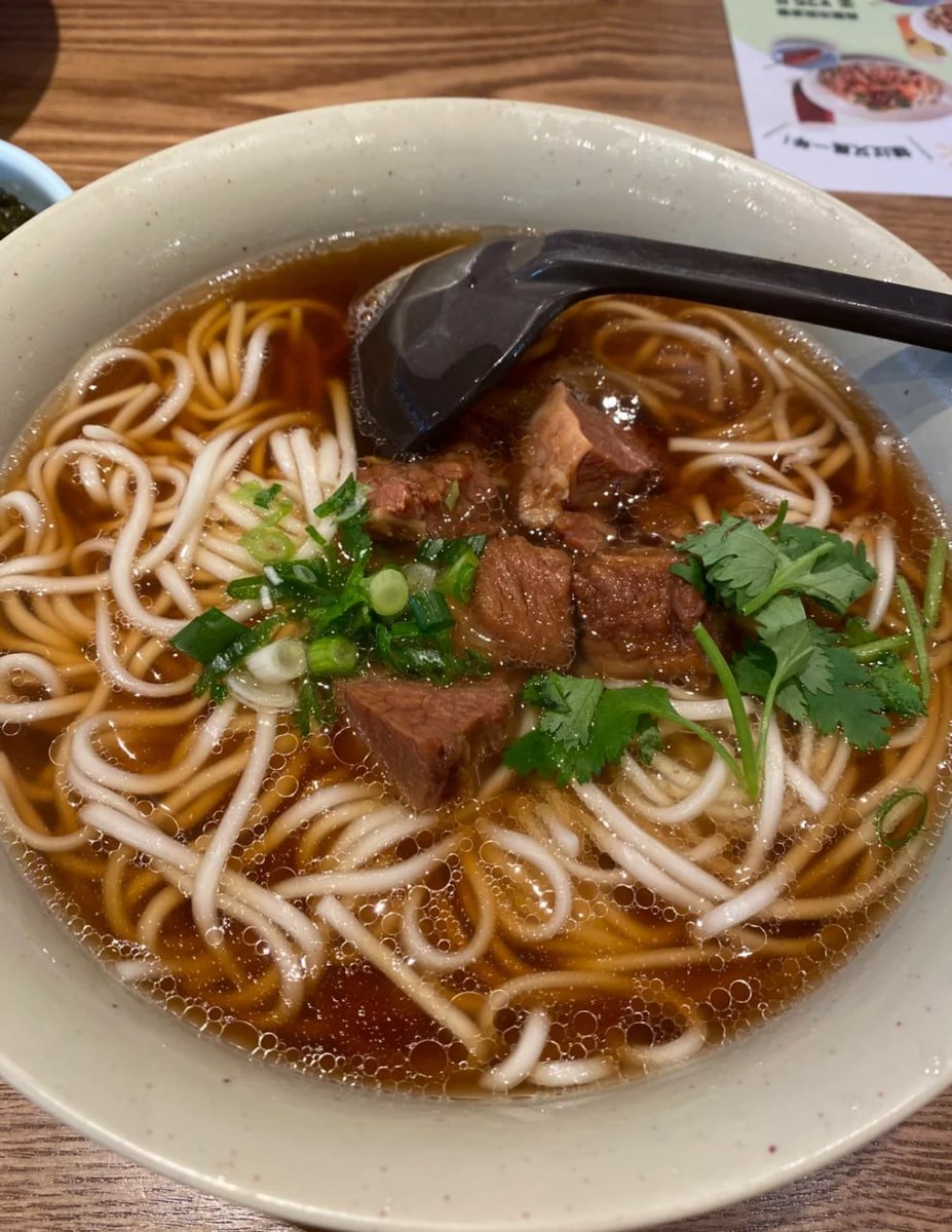 「お腹が空いた～🍜✨この牛肉麺、見た目からして絶対美味しいよね！😍🍖たっぷりのスープと柔らかい牛肉… いただきます！🥢💖」
