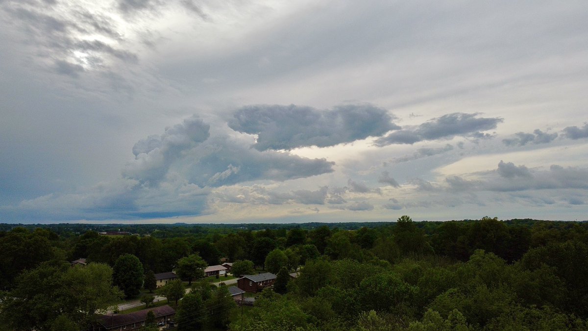 Station50Images's tweet image. Storms approaching Etown @TawanaAndrew @KevinHarned @MarcWeinbergWX @BryceJonesWx @JudeRedfield @jloganwxguy @cjwxguy56 @LoganCoxWeather @Kentuckyweather @NWSLouisville @harlan_wx @WHAS11 @WLKYJayCardosi