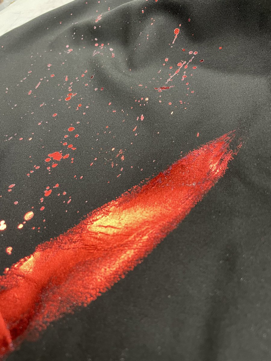 hnaoto_official's tweet photo. 【h.NAOTO D-PON Collection】🇯🇵
https://t.co/5an0TyxuEo
The sharp slashes of a Japanese sword, where blades clash, sparks fly, and blood dances, are expressed with bold, sharp impact through brushstrokes and foil film processing. ⚔️⚔️⚔️
#japanfashion #gothic #DPON🇯🇵