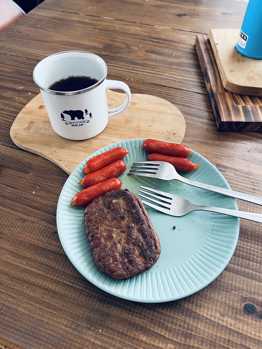 akio2531's tweet photo. 朝ーす☀️

加工食品で始まる朝。

赤ウインナーとマルシン最高！！

#朝食 https://t.co/1eFzhYKCUd