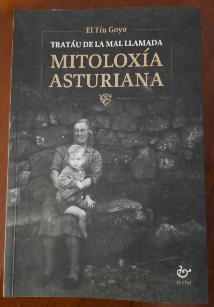 Esta tarde participé na presentación del llibru de Goyo Miranda Villa, una entretenía,orixinal yá imprescindible revisión de la mitoloxía asturiana. Norabona!!!