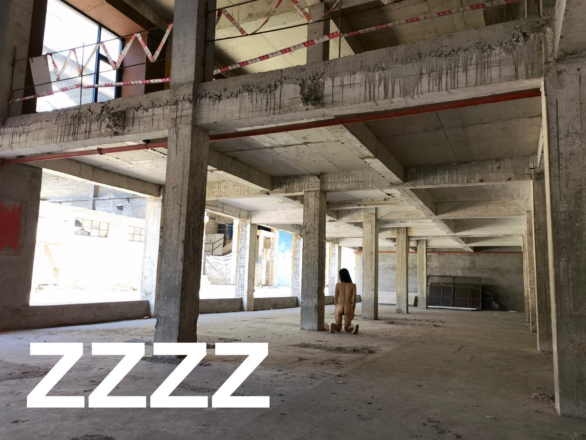 赤脚裸体，正如大自然所愿。

#户外 #露出 #野外 #人前露出