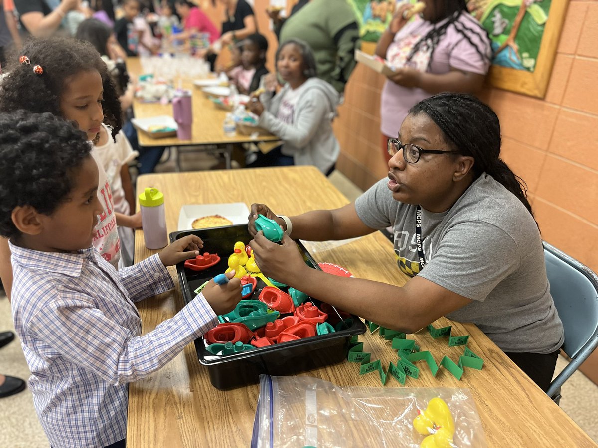 GreencastleES's tweet photo. Academic Carnival Night at the Castle! Having a time tonight! @GreencastlePTA @PrincipalKJDean https://t.co/F919zgf38h