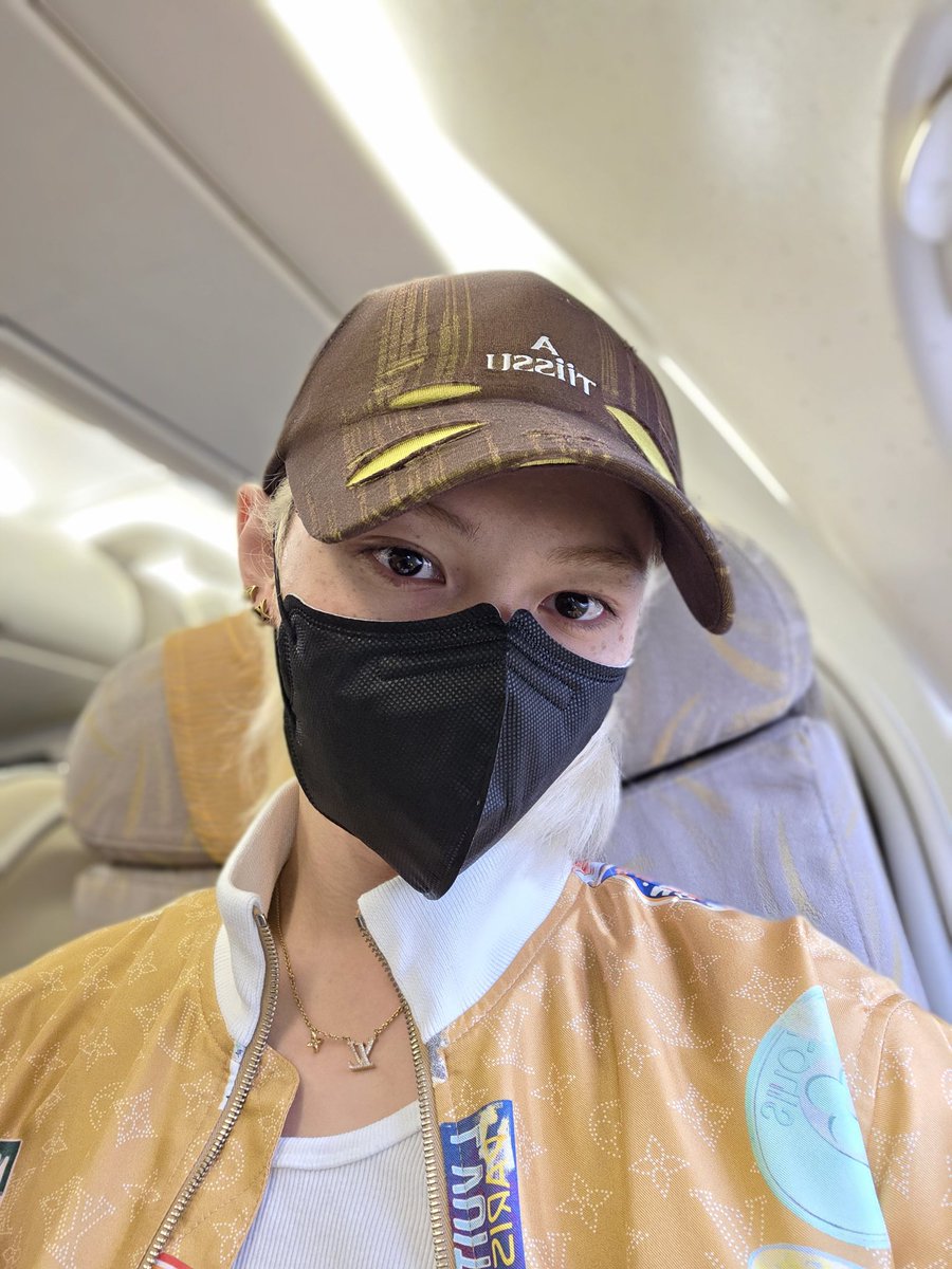 ddeskz's tweet photo. 🐥💭[250509] 8:05 AM KST

📸[Foto x3]

Ahora me voy en el avión~ https://t.co/Vpz6K6YRwf