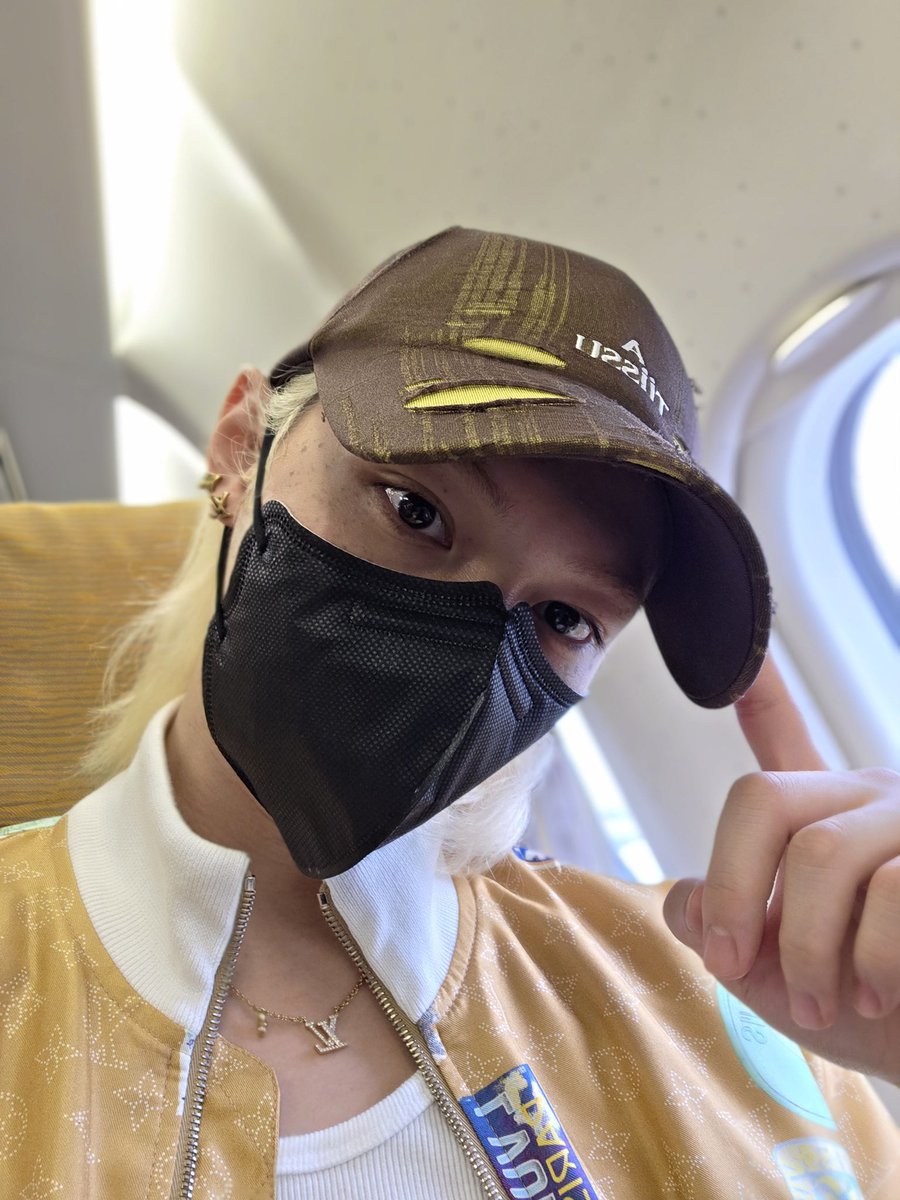 ddeskz's tweet photo. 🐥💭[250509] 8:05 AM KST

📸[Foto x3]

Ahora me voy en el avión~ https://t.co/Vpz6K6YRwf