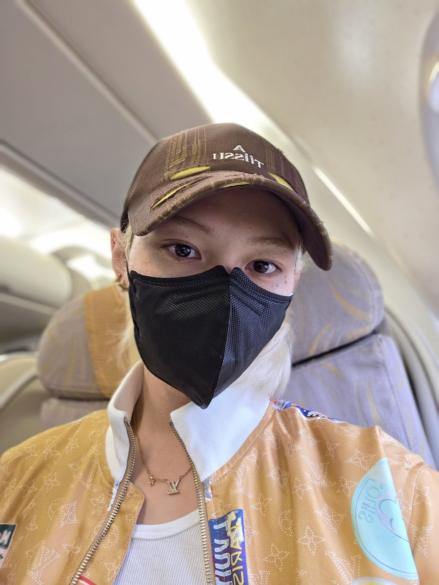 ddeskz's tweet photo. 🐥💭[250509] 8:05 AM KST

📸[Foto x3]

Ahora me voy en el avión~ https://t.co/Vpz6K6YRwf