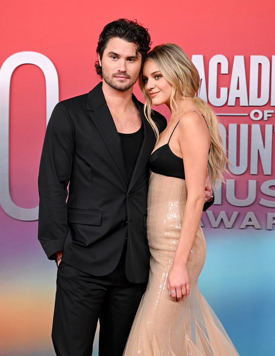 KelseaCentral's tweet image. This STUNNING Queen has hit the #ACMawards red carpet