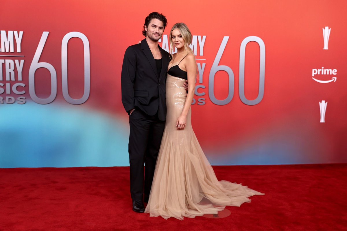 KelseaCentral's tweet image. This STUNNING Queen has hit the #ACMawards red carpet