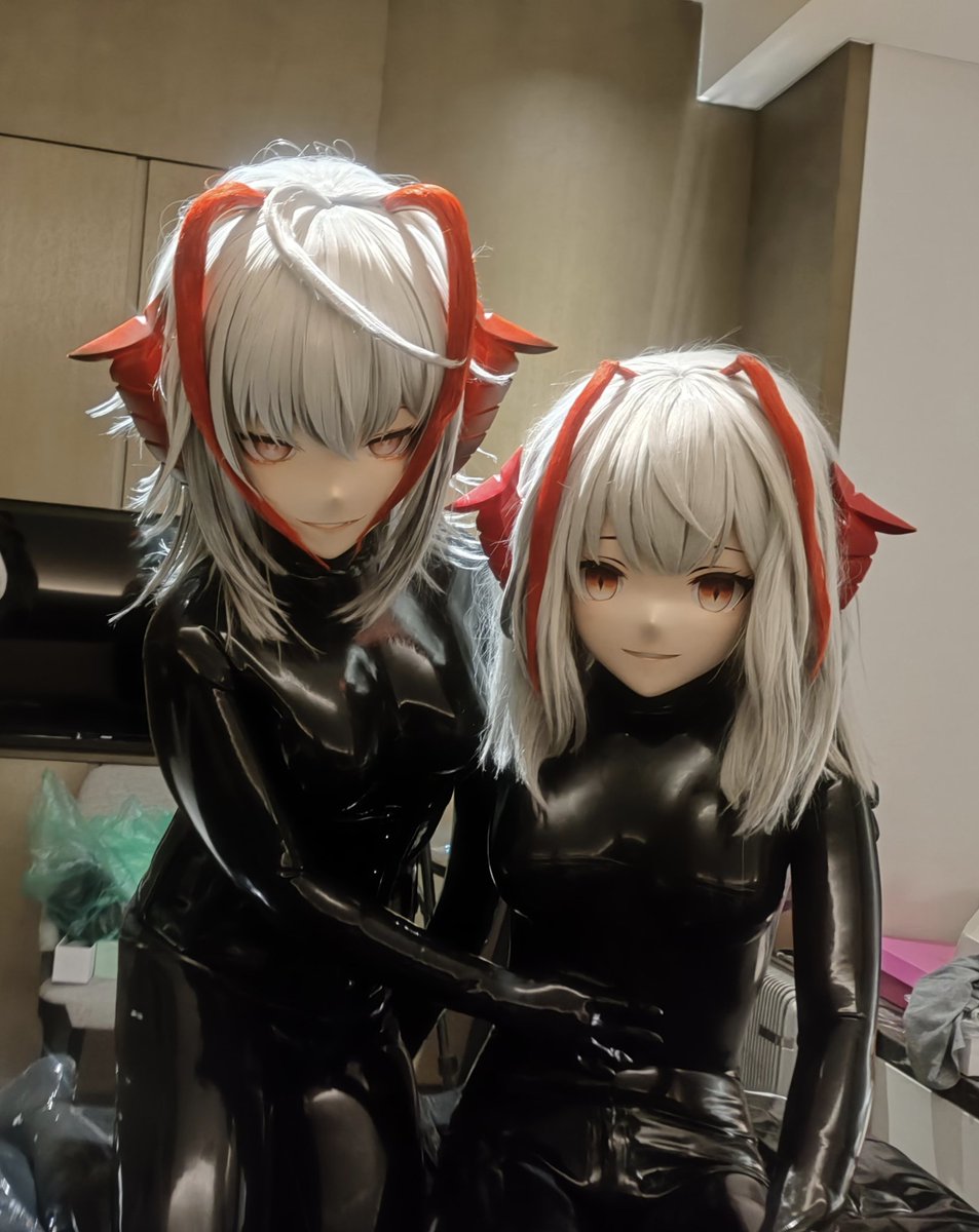 胶螂胶配😋
另一位：<a href="/Nightwish_Ag/">破晓夜愿</a> 
#kigurumi
#着ぐるみ 
#latex