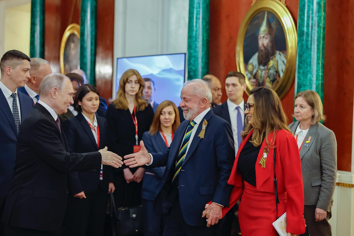 LulaOficial's tweet image. Hoje, participei da recepção oferecida pelo presidente Vladimir Putin aos chefes de Estado que estão na Rússia para a comemoração dos 80 anos do Dia da Vitória na Segunda Guerra Mundial.

📸 @ricardostuckert