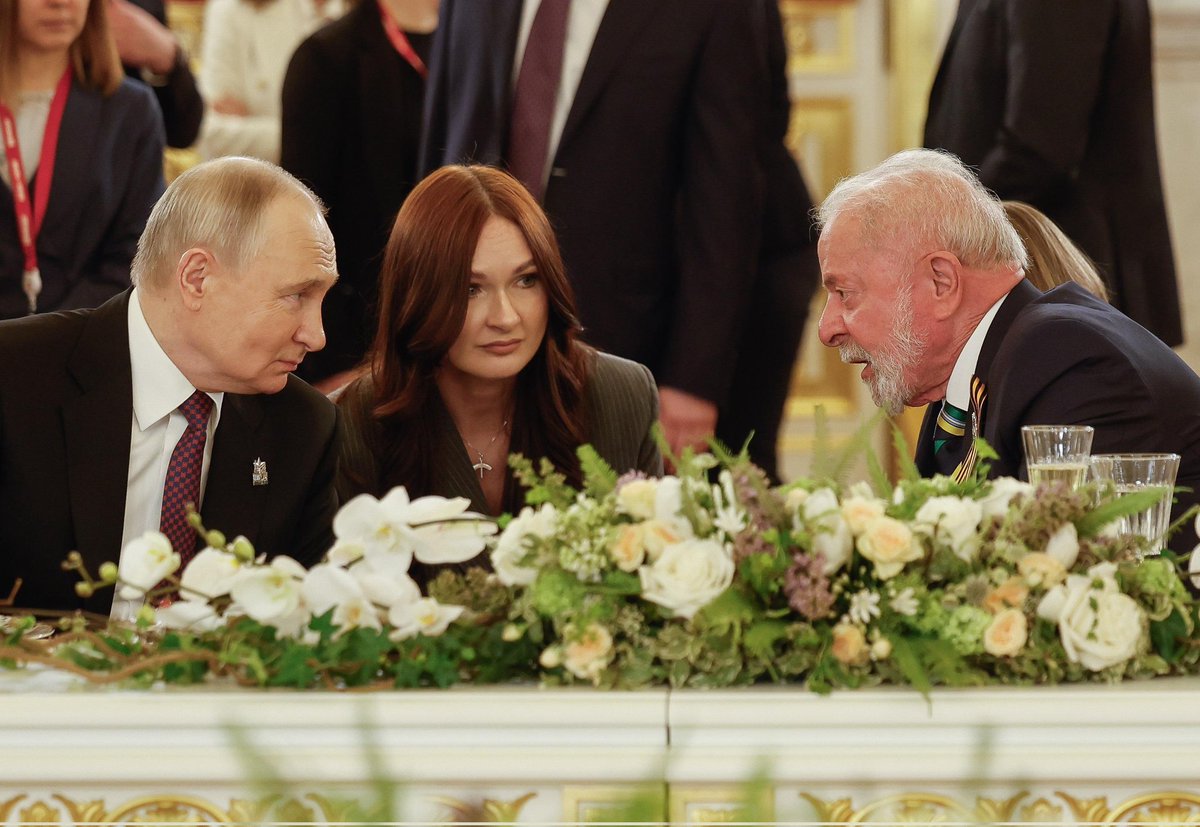 LulaOficial's tweet image. Hoje, participei da recepção oferecida pelo presidente Vladimir Putin aos chefes de Estado que estão na Rússia para a comemoração dos 80 anos do Dia da Vitória na Segunda Guerra Mundial.

📸 @ricardostuckert