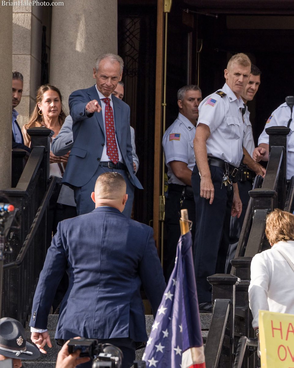 KerriTrueCrime's tweet image. #BrianHalePhotography catching Karen&apos;s dad pointing at Bukakke like, &quot;You&apos;re up next mother fucka&quot; 😂😂😂😂😂😂#KarenRead