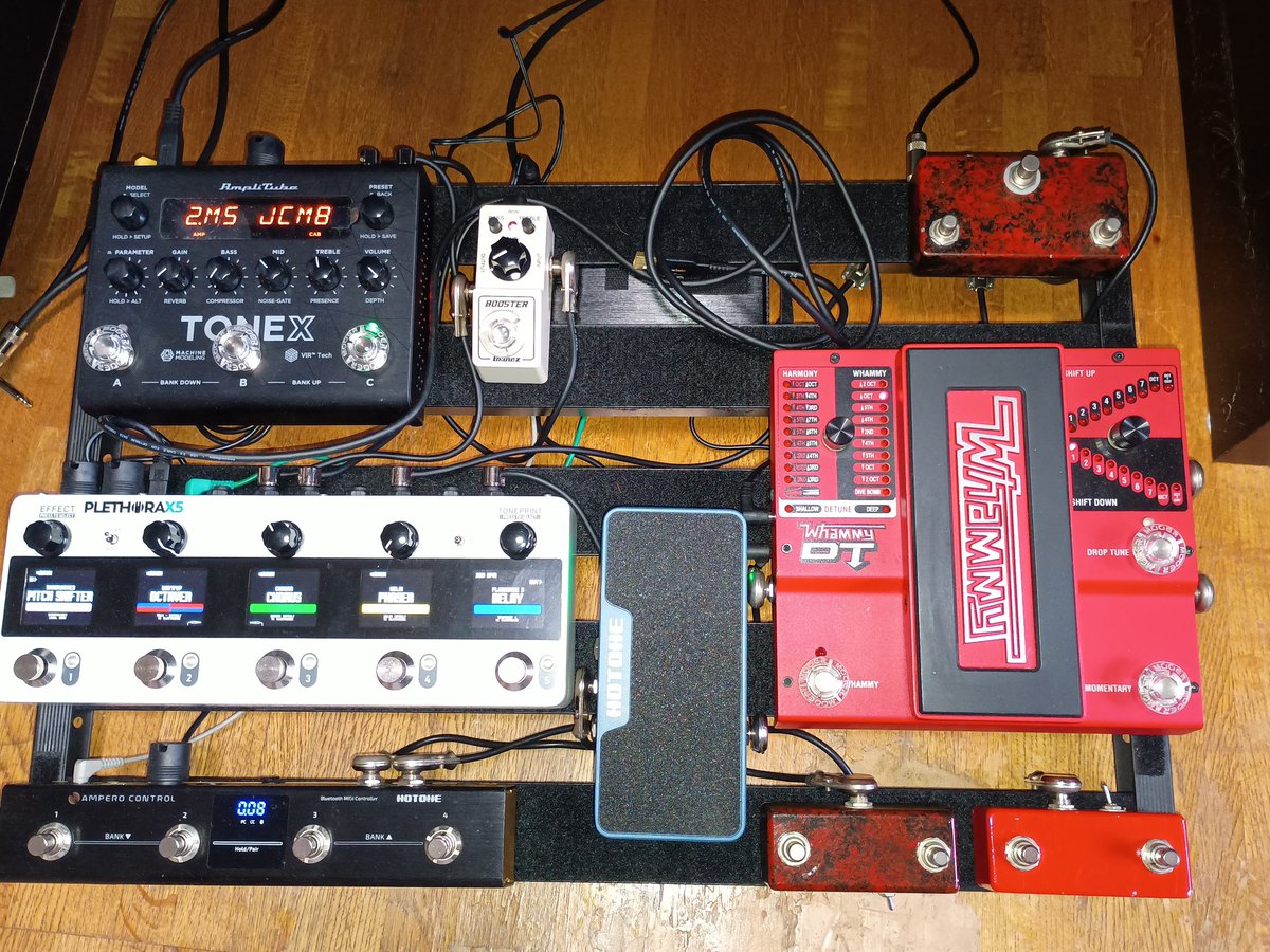 kacom55's tweet image. メイン #エフェクターボード 再配置
ブースターを置く場所が無い為 、仕方なく 奥に右手前の増設スイッチも詰まり過ぎてミスしやすい。
このスイッチは #TONEXPEDAL と #Plethorax5 2台のTapとTONEXPEDALのディレイ、Mod2個の制御に使用