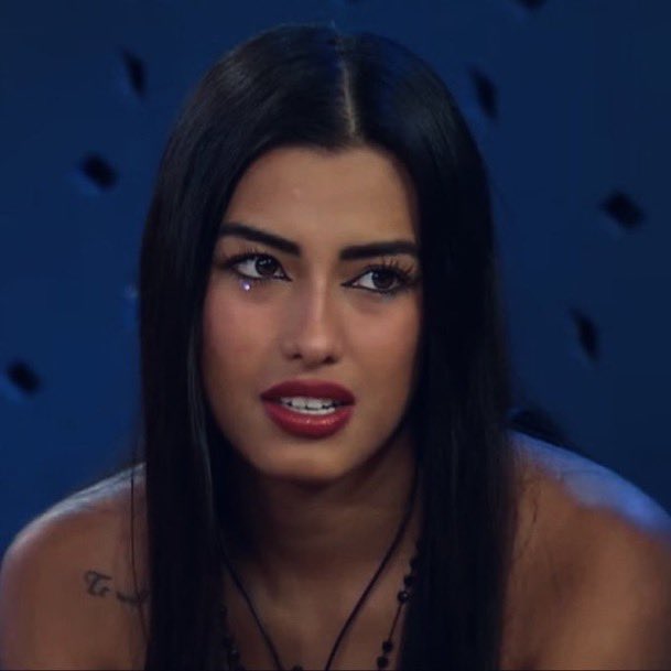 boyindiscretxcx's tweet photo. EN UN POSIBLE VERSUS, A QUIEN VOTARÍAS PARA QUE ABANDONE LA CASA? 

❤️ EUGENIA 

🔁 LUZ 

#GranHermano https://t.co/7F1eEOrgB7