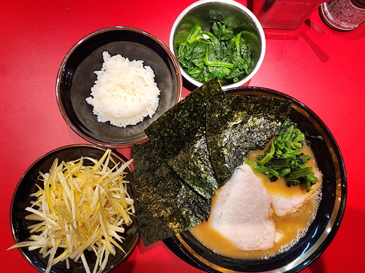 version1000m's tweet photo. 王道家 味の継承店 カズ家 大森
ネギラーメン＋生ほうれん草＋半ライス
カタメウスメスクナメ

しっかり味が継承されとる！
この位置にこのクオリティは有難い!!

 #王道家
 #味の継承店
 #カズ家
 #大森
 #バリ男跡地
 #家系ラーメン https://t.co/MUlvPy20i8