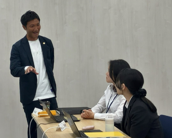 bugyocloud's tweet photo. ＼健康講和／
昨日、新入社員向けに健康講話(レジリエンス)を行いました。
OBCがパートナーシップを結んでいるクリアソン新宿の岡本選手、岩舘選手をお招きし、OBC社内診療所の和田院長を交えて、睡眠や運動の大切さ、落ち込んだ時の対処方法などご自身の経験を踏まえて教えていただきました。 https://t.co/PgYqLKuu1d