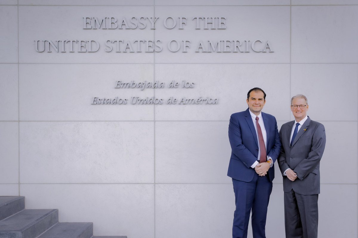 Inclusión Ecuador 🇪🇨 (@inclusionec) on Twitter photo El día de hoy el ministro (e) <a href="/haburbano/">Harold Burbano</a> se reunió con Lawrence Petroni, Chargé D'Affairs, a.i., de la @USEmbassyEC para dialogar sobre posibles oportunidades de cooperación.
#ElNuevoEcuador El día de hoy el ministro (e) <a href="/haburbano/">Harold Burbano</a> se reunió con Lawrence Petroni, Chargé D'Affairs, a.i., de la @USEmbassyEC para dialogar sobre posibles oportunidades de cooperación.
#ElNuevoEcuador