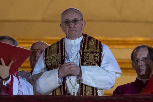 DisaffectedZ's tweet image. Pope Francis wore the stole for the blessing too