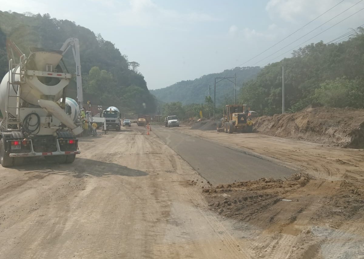Oscar Machon (@oscarmachon) on Twitter photo #EsNoticia | Un contenedor de los que están siendo colocados por el MOP como barrera de taludes en Carretera Los Chorros, no resistió la carga de lodocreto que le inyectaron y al elevarlo se torció.
El MOP prometió habilitar paso vehícular próxima semana.
🚧 <a href="/TuOndaClub/">Tu Onda Club</a> #EsNoticia | Un contenedor de los que están siendo colocados por el MOP como barrera de taludes en Carretera Los Chorros, no resistió la carga de lodocreto que le inyectaron y al elevarlo se torció.
El MOP prometió habilitar paso vehícular próxima semana.
🚧 <a href="/TuOndaClub/">Tu Onda Club</a>