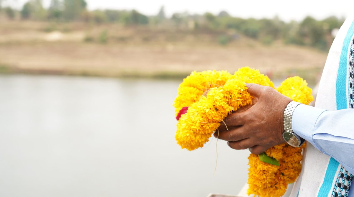 आज प्रातः झांसी घाट पर मां नर्मदा जी को प्रणाम किया।