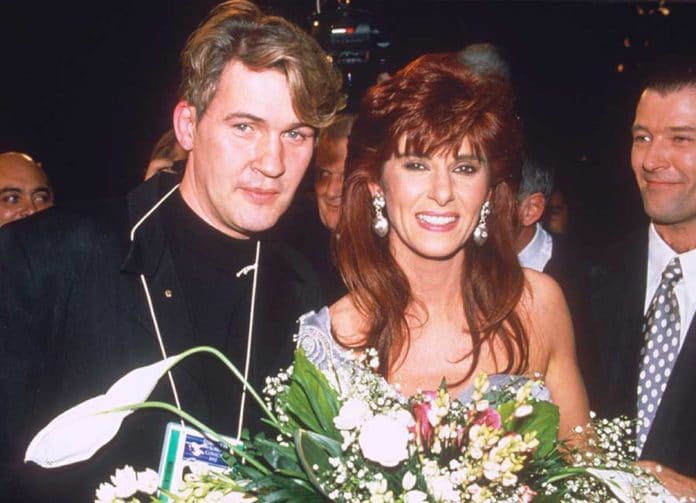 #Otd 1992: Singer/TV presenter <a href="/RealLindaMartin/">Linda Martin</a> won <a href="/Eurovision/">Eurovision Song Contest</a> with “Why Me?” (written/composed by Johnny Logan)! Also hit in Irish &amp; European charts!

1984 came 2nd with Terminal 3! Linda born #Belfast. Lived #Omagh #Tyrone. Now #Dublin! 1970s/80s Chips. youtube.com/watch?v=oTPtDF…