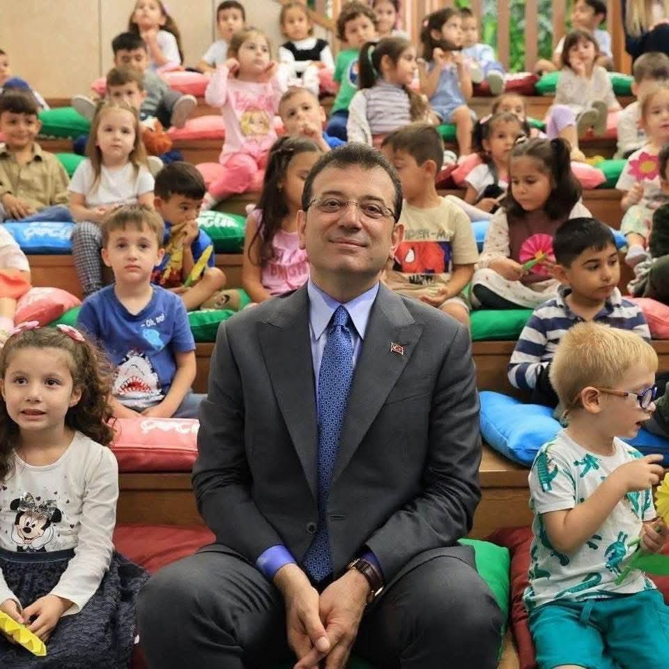 profesorfacia01's tweet photo. Merhaba,
Ben Ekrem İmamoğlu;

Göreve geldiğimde sıfır olan kreş sayısını, 100'ün üzerine çıkardım.

İstihdam ofisleri açarak 100 binden fazla insana iş buldum.

Kadını kuluçka makinası ve hizmetçi olarak gören iktidarın, "muhtaç bırak, yardım et, oyunu al" düzenine çomak soktuğum için 2 aydır tutsağım!..