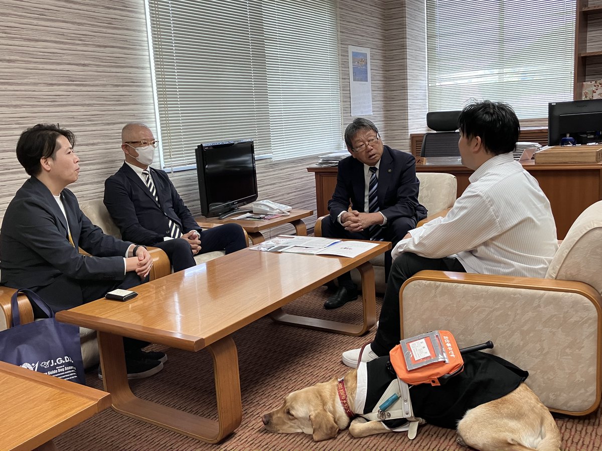 JGDA_GuideDog's tweet image. 【にちもうトピックス】首長表敬訪問🐾
日本盲導犬協会では、盲導犬ユーザーをはじめとする視覚障害者が安心して「住み続けられるまち」を実現するために、盲導犬ユーザーと共に首長表敬訪問を行っています！…