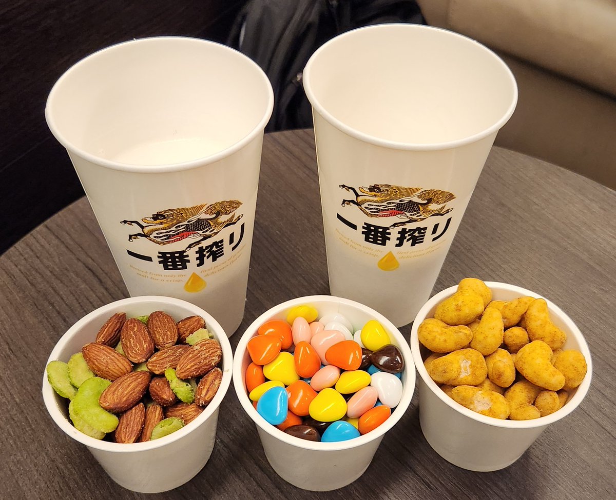 Nonchan666's tweet photo. BuddyTour横浜から戻って水、木、金と仕事と家事して札幌へ～🛫✨横浜はGunz&amp;Rose'sとカブって横浜駅が大変な事になってたけど、今週は札幌ドームのサザンとカブってホテルとエア代が高騰の為、前乗り。その前に半田で玉ねぎ丸ごとあげたかき揚げうどん🍜美味しかった😋#SPYAIR
#BuddyTour
#zepp札幌 https://t.co/ce0U9TqShe