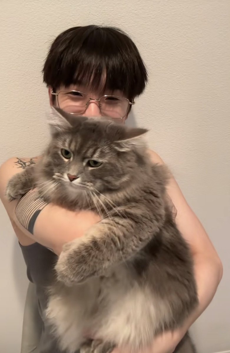 simpingjp's tweet photo. now jae looks so smoll. his daughter has grown bigger than him😭😭😭 https://t.co/RLE3iqhSqF