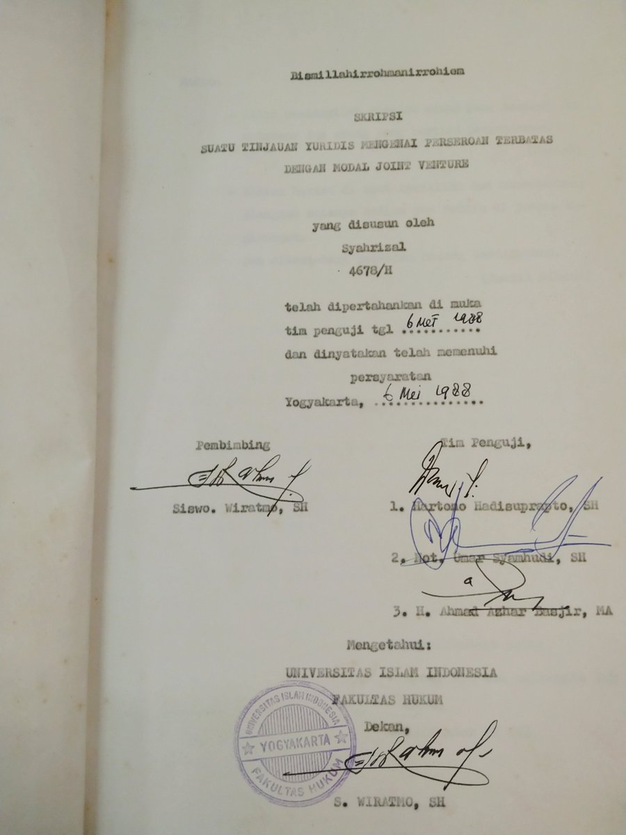 BANDINGKAN LEMBAR PENGESAHAN SKRIPSI UII tahun 1988 masih menggunakan mesin ketik manual, lembar skripsi JOKOWI sudah menggunakan teknologi masa depan...